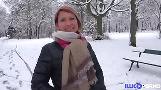 Laura, milf sexy, enculée après une exhib dans dispirit neige